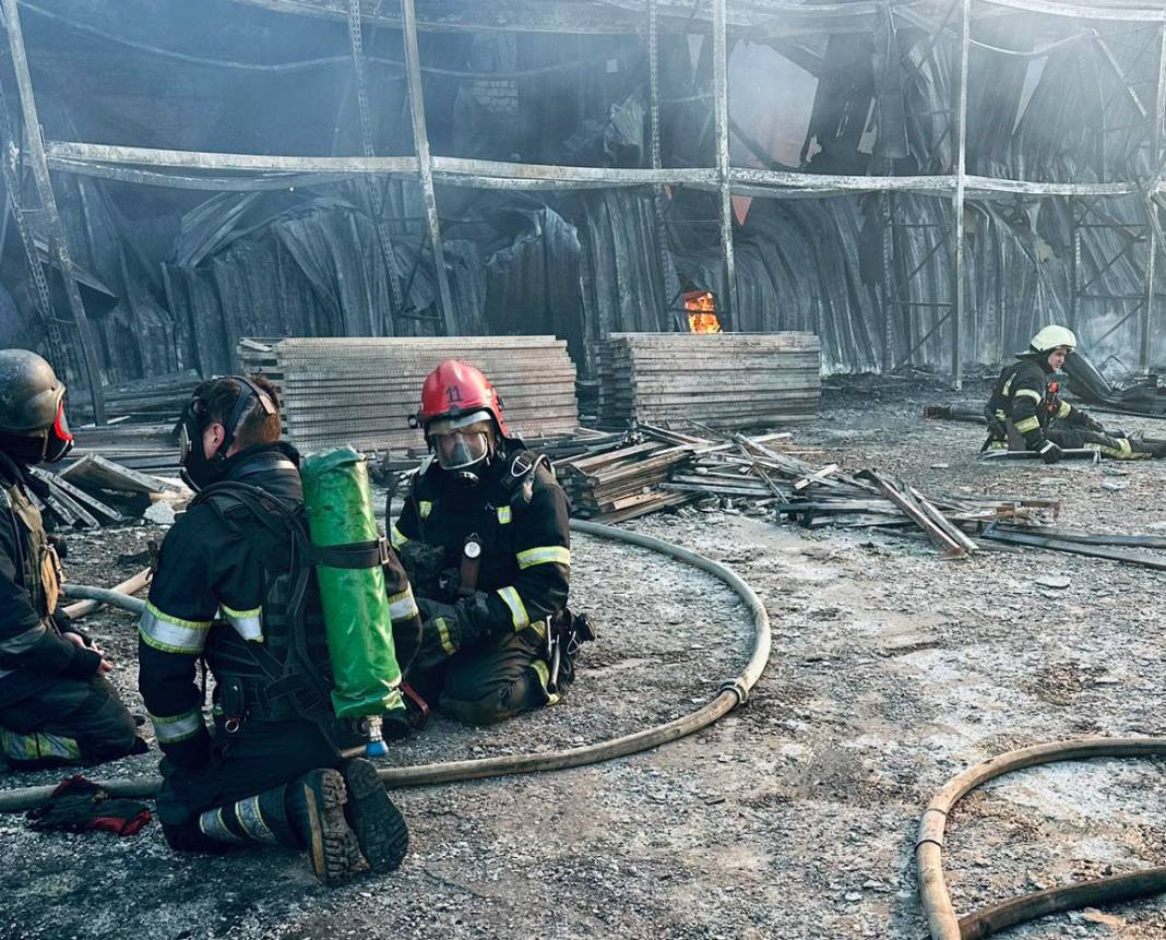 Rusya mağazayı füzeyle vurdu! Ölüler ve çok sayıda yaralı var - Resim: 17